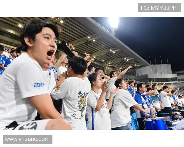 足球明星进球后浪漫求婚感动全场球迷见证爱的瞬间